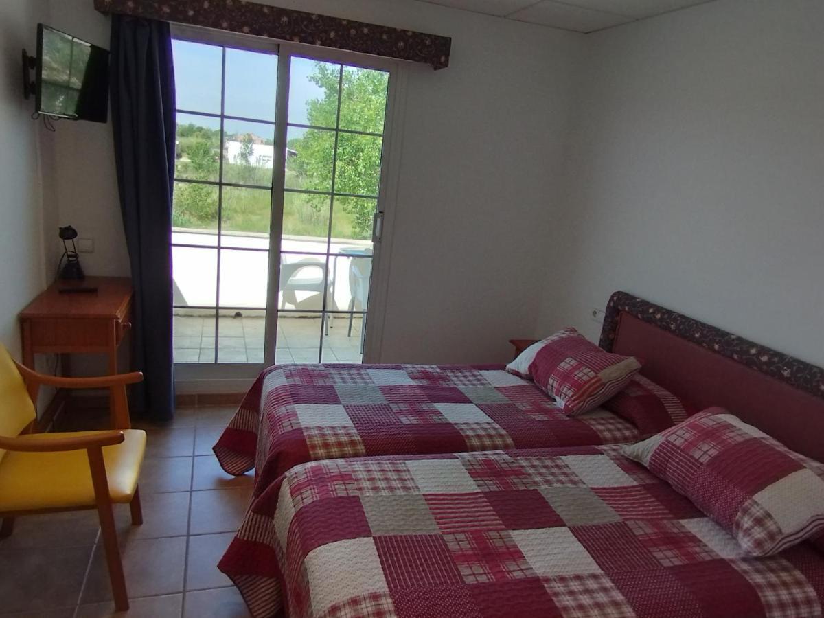 Hostal Restaurant Paca Riumar Bagian luar foto