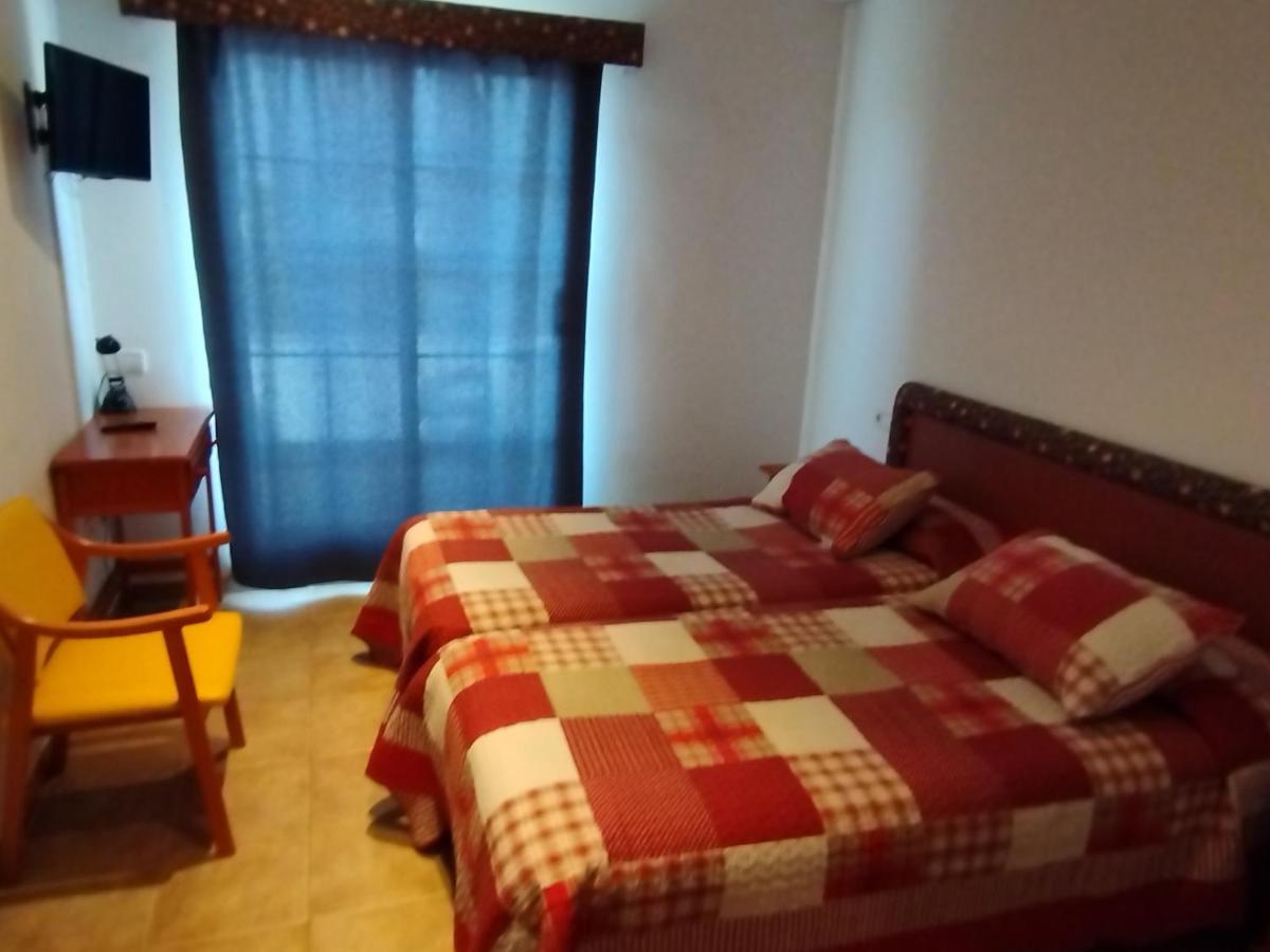 Hostal Restaurant Paca Riumar Bagian luar foto